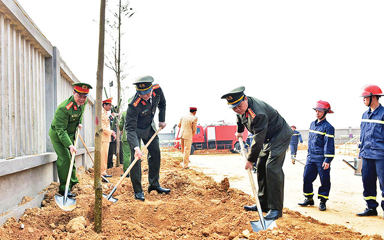 Lãnh đạo Công an tỉnh Tuyên Quang tham gia trồng cây. (Ảnh Lý Thịnh)