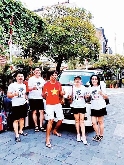 Kadek Puri (đứng giữa), tài xế người Bali rất nhiệt tình và dành tình cảm đặc biệt cho Việt Nam. Kadek Puri (đứng giữa), tài xế người Bali rất nhiệt tình và dành tình cảm đặc biệt cho Việt Nam.