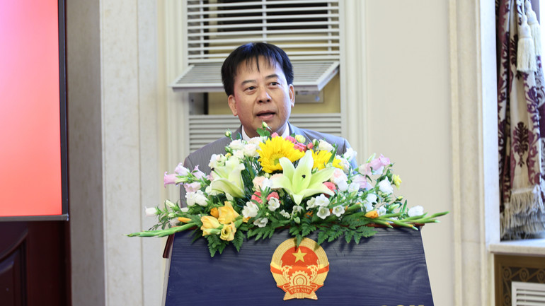 Đồng chí Nguyễn Duy Phóng, Phó Bí thư thường trực Đảng ủy, thay mặt Đoàn Chủ tịch trình bày Báo cáo tổng kết tình hình thực hiện Nghị quyết Đại hội Đảng bộ tại Trung Quốc nhiệm kỳ 2020-2025 và phương hướng, nhiệm vụ nhiệm kỳ 2025-2030.