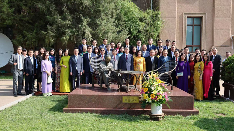 Các đại biểu dự Đại hội và đảng viên các chi bộ trực thuộc dâng hoa tại khu vực tượng Bác Hồ.