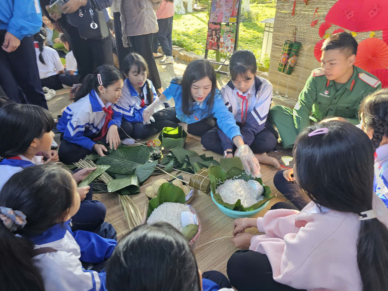 Các em thanh thiếu nhi tham gia trải nghiệm gói bánh chưng.