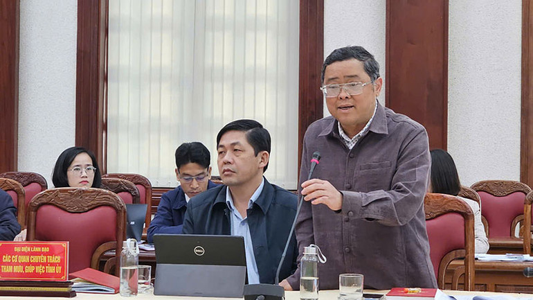 Đại diện Ủy ban kiểm tra Tỉnh ủy phát biểu đóng góp ý kiến