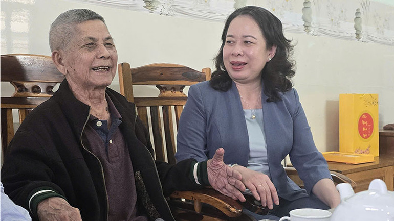 Phó Chủ tịch nước thăm tặng quà thương binh Đinh Blênh, làng Ớp, phường Hoa Lư, TP .Pleiku, tỉnh Gia Lai