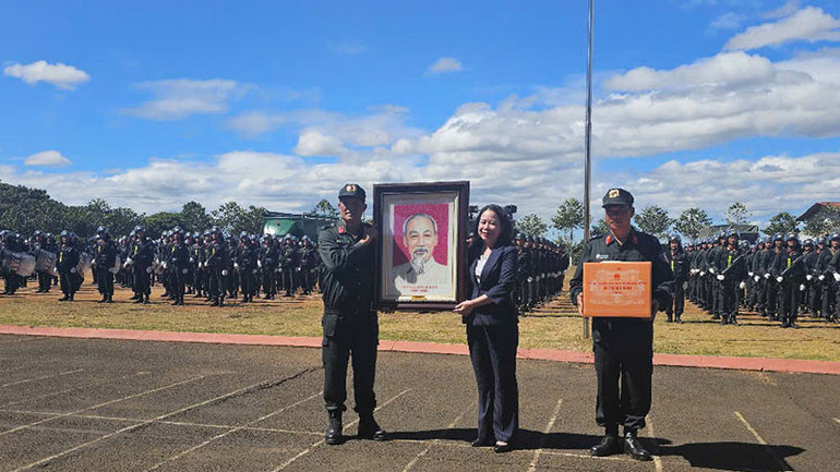 Phó Chủ tịch nước trao tặng quà cho Trung đoàn Cảnh sát Cơ động Tây Nguyên