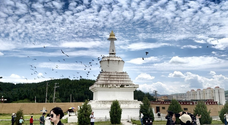 Tòa bạch tháp trong khuôn viên Phật các Mễ Lạp Nhật Ba.