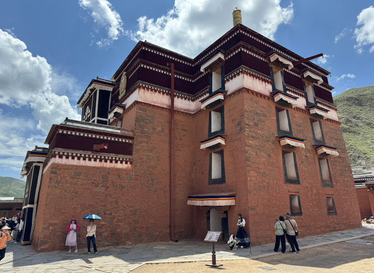 Ngôi chùa còn được coi là cơ sở đạo tạo Phật giáo Tạng truyền quan trọng.