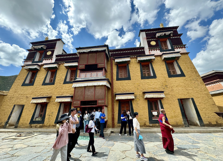 Theo chân một vị lạt ma tìm hiểu về lịch sử của ngôi chùa.