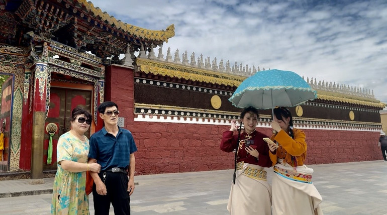 Du khách trong bộ trang phục truyền thống của người Tạng.