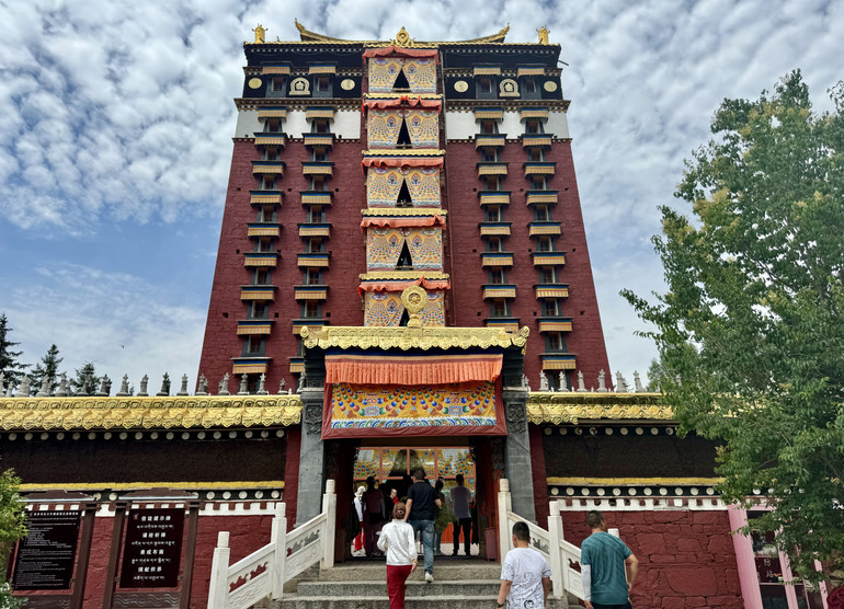 Phật các Mễ Lạp Nhật Ba có chiều cao hơn 40m, diện tích 4.028m2, 9 tầng với 1.270 bức tượng Phật lớn nhỏ.