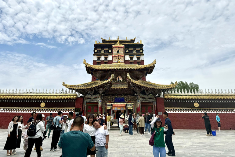 Rất đông du khách đến tham quan Phật các Mễ Lạp Nhật Ba.