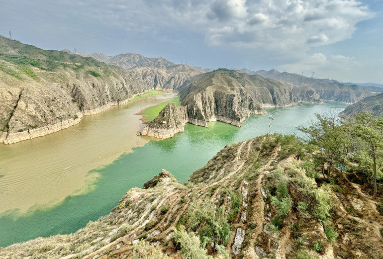 Quần thể hang đá chùa Bính Linh nằm ở châu tự trị dân tộc Hồi Lâm Hạ, nơi hội tụ của nhiều dòng sông.