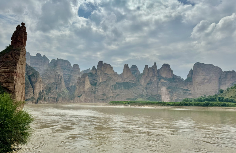 Quần thể hang đá chùa Bính Linh nằm ngay bên bờ Hoàng Hà.