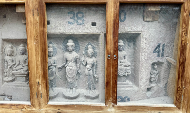 Những bức tượng được bảo vệ rất kỹ càng.