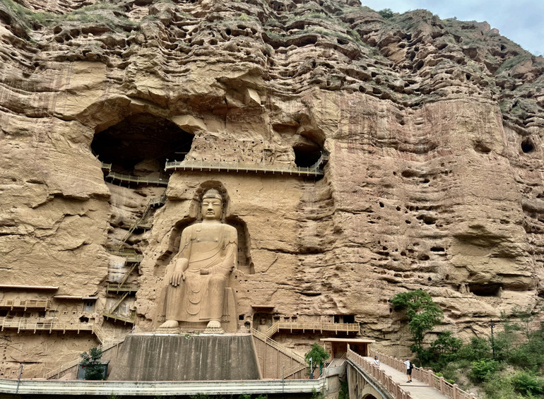 Du khách choáng ngợp trước bức tượng Đại Phật cao lớn.