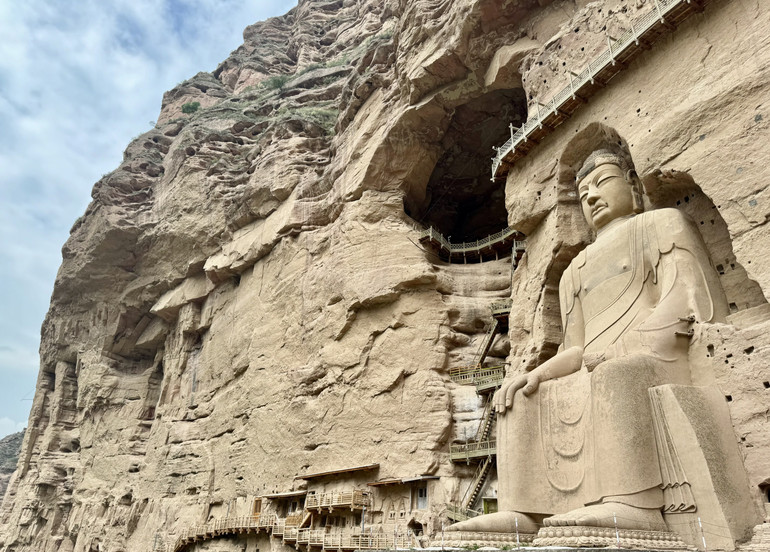 Bức tượng Đại Phật trong quần thể hang đá chùa Bính Linh.