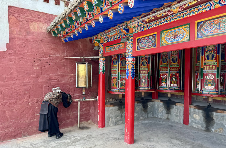 Người dân địa phương lễ bái rất nhập tâm.