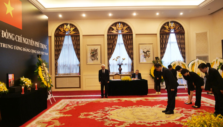 Đoàn Nhân dân nhật báo (Trung Quốc) do Phó Tổng Biên tập Thôi Sỹ Hâm dẫn đầu đến viếng Tổng Bí thư Nguyễn Phú Trọng. Đoàn Nhân dân nhật báo (Trung Quốc) do Phó Tổng Biên tập Thôi Sỹ Hâm dẫn đầu đến viếng Tổng Bí thư Nguyễn Phú Trọng.