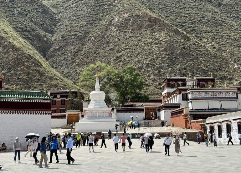 Khuôn viên rộng lớn và những kiến trúc độc đáo khiến nơi đây trở thành điểm đến thu hút rất đông du khách.