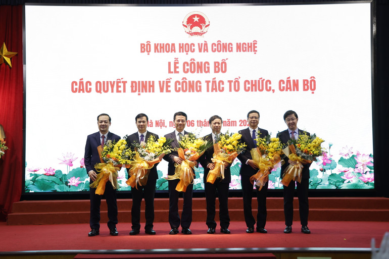 Bộ trưởng Khoa học và Công Nghệ Nguyễn Mạnh Hùng cùng các Thứ trưởng.