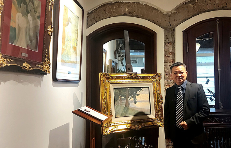 Nhà sưu tập Trần Ngọc Lâm bên bức tranh của Vua Hàm Nghi.