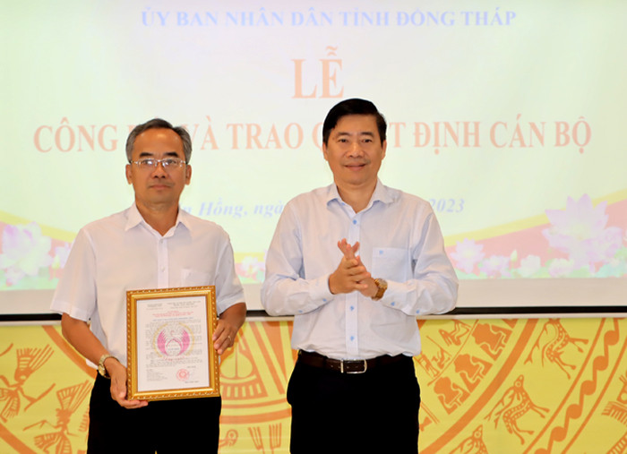 Chủ tịch Ủy ban nhân dân tỉnh Đồng Tháp Phạm Thiện Nghĩa trao Quyết định cho tân Chủ tịch Ủy ban nhân dân huyện Tân Hồng Huỳnh Văn Nhã. (Ảnh: VĂN KHƯƠNG)