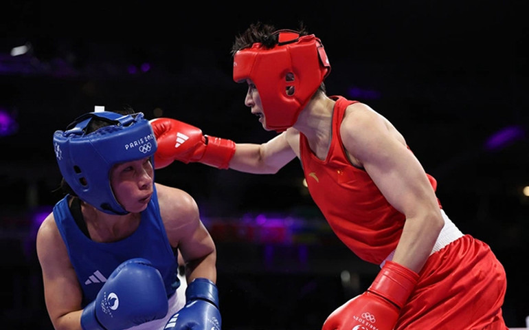 Võ sĩ Hà Thị Linh (trái) dừng bước trước vòng tứ kết. (Ảnh NLĐO)