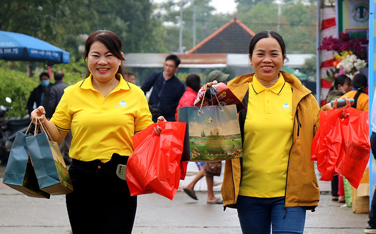 Niềm vui của đoàn viên công đoàn, người lao động khi nhận quà từ chương trình “Tết sum vầy-Xuân gắn kết”.