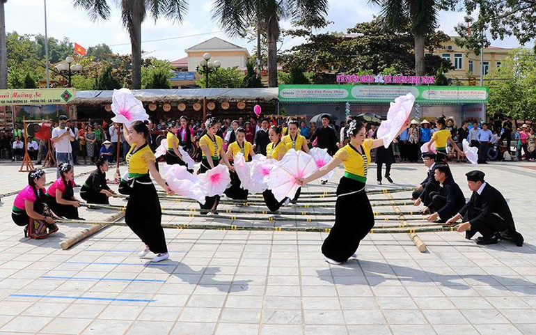 Điệu múa Xòe quạt kết hợp với nhảy sạp, do cộng đồng dân tộc Thái tỉnh Sơn La thể hiện. (Ảnh TTXVN)