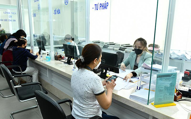 Người dân làm thủ tục hành chính tại Trung tâm Phục vụ hành chính công tỉnh Lâm Đồng. (Ảnh Đăng Khoa)