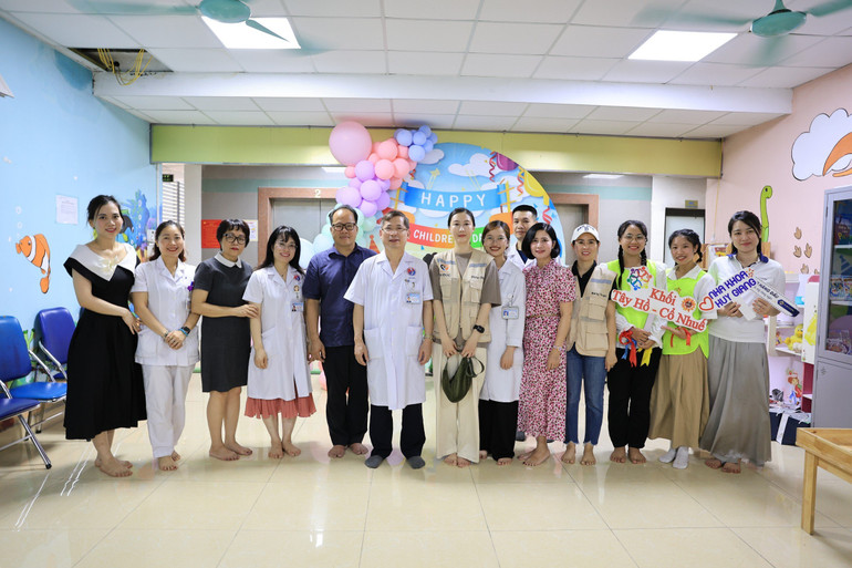 Ban Giám đốc, Ban chấp hành Công đoàn, Phòng công tác xã hội chụp ảnh lưu niệm cùng các nhà hảo tâm, các đơn vị tài trợ.