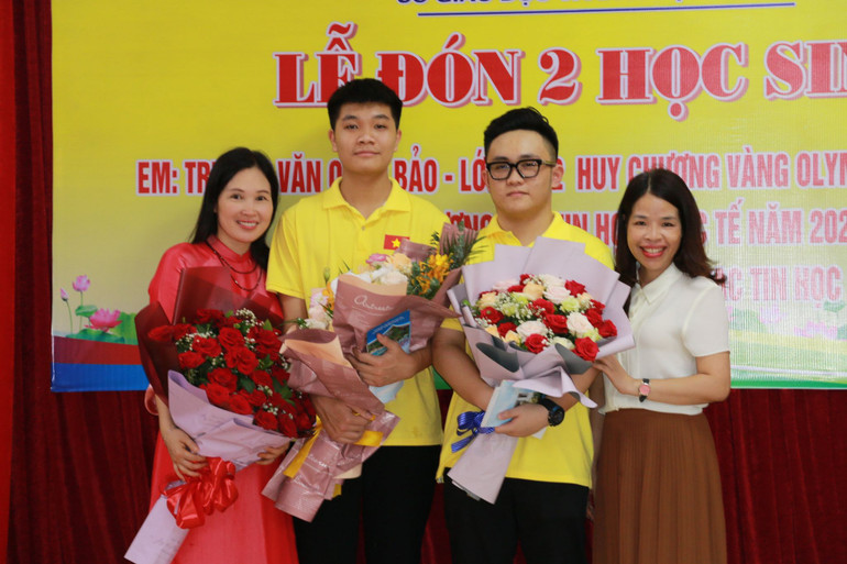 Đón và vinh danh học sinh trường Phan Bội Châu đoạt giải Huy chương Bạc Tin học Quốc tế, Huy chương Vàng Tin học châu Á. Ảnh nhà trường cung cấp