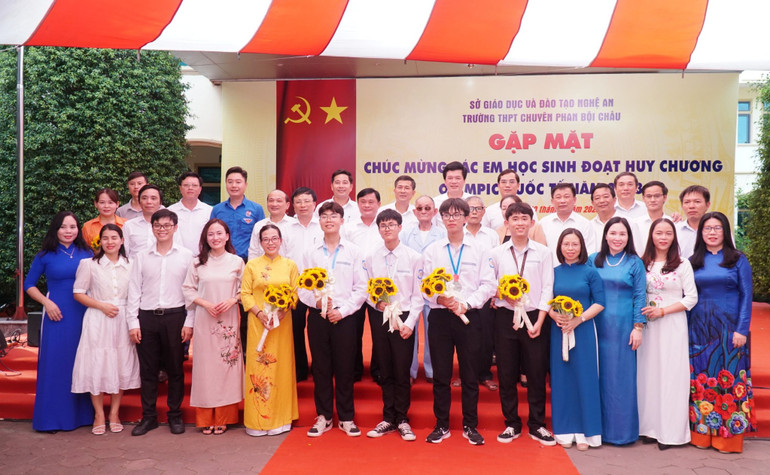 Vinh danh các học sinh trường Phan Bội Châu đoạt Huy chương Vàng, Bạc Olympic quốc tế môn Vật lý, Hóa học năm 2023. Ảnh nhà trường cung cấp