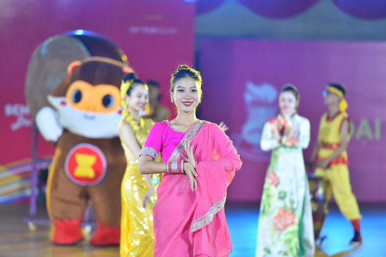 Các tiết mục văn nghệ mang màu sắc văn hóa Việt Nam và các nước Đông Nam Á.