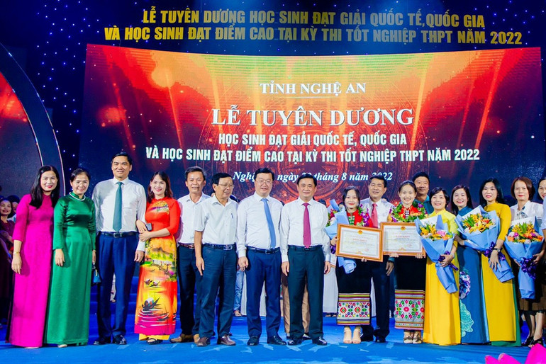 Lãnh đạo tỉnh Nghệ An tuyên dương học sinh Trường Phổ thông Dân tộc Nội trú THPT số 2 Nghệ An đạt điểm cao trong kỳ thi tốt nghiệp THPT. Ảnh nhà trường cung cấp