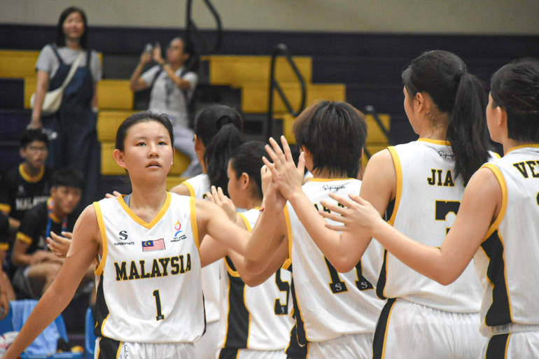 Trận đấu đầu tiên là màn so tài giữa đội tuyển nữ Thái Lan và Malaysia.