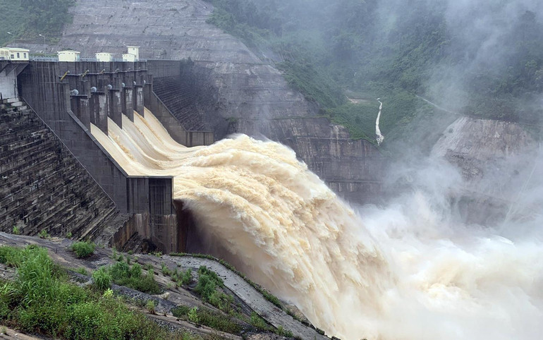 Thủy điện Sông Bung 4 vận hành giảm lũ với lưu lượng khoảng 210m3/s.