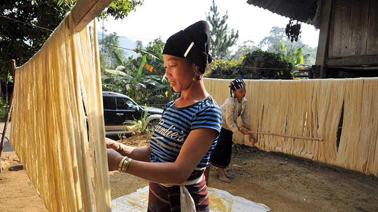 Phụ nữ dân tộc Lự ở xã Bản Hon, huyện Tam Đường (Lai Châu) se sợi dệt vải thổ cẩm. (Ảnh NGUYỄN ĐĂNG)