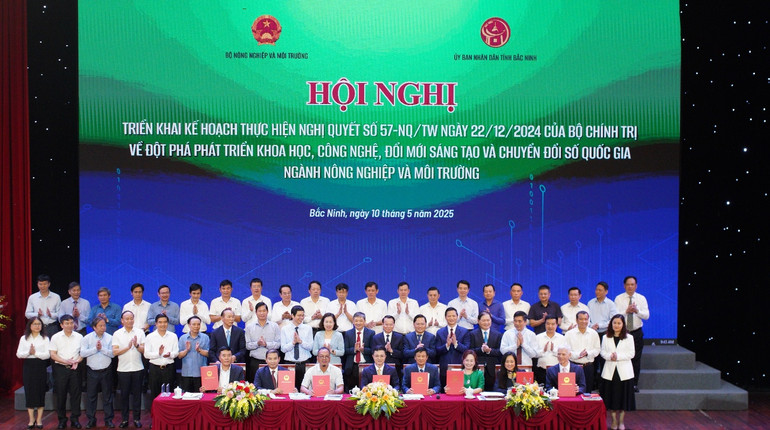 Chủ tịch Đặng Huỳnh Ức My (hàng đầu, thứ 3 từ phải sang) đại diện AgriS ký kết Biên bản ghi nhớ hợp tác với Bộ Nông nghiệp và Môi trường triển khai một số nội dung của Nghị quyết 57-NQ/TW