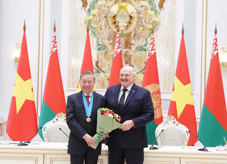 Tổng thống Belarus Aleksandr Lukashenko trao Huân chương Hữu nghị các dân tộc của Belarus tặng Tổng Bí thư Tô Lâm. Ảnh: Thống Nhất/TTXVN