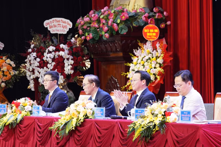 Bộ trưởng Nông nghiệp và Môi trường Đỗ Đức Duy (thứ hai từ phải qua) phát biểu về định hướng và kế hoạch triển khai Nghị quyết 57-NQ/TW trong giai đoạn sắp tới