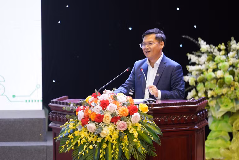 Ông Thái Văn Chuyện - Tổng giám đốc AgriS trình bày về về các tiềm lực nội tại của AgriS và kế hoạch hành động bám sát theo Nghị quyết 57-NQ/TW