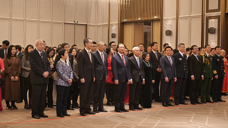 Các quan khách tham dự buổi lễ.