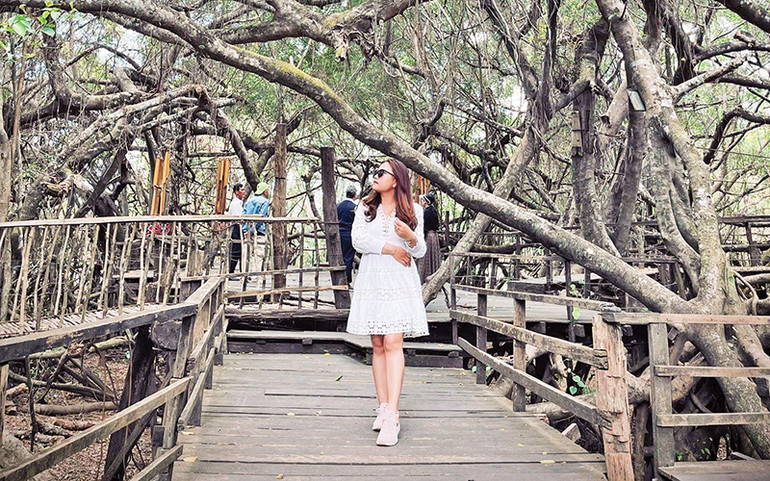 Đi trên cầu treo Buôn Đôn, du khách được nghe tiếng chim hót líu lo trên những rặng si già, tiếng nước chảy róc rách trong từng khe đá.