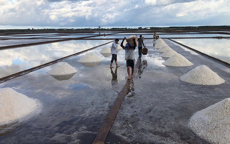 Làm muối là một nghề rất vất vả. (Ảnh THANH CƯỜNG)