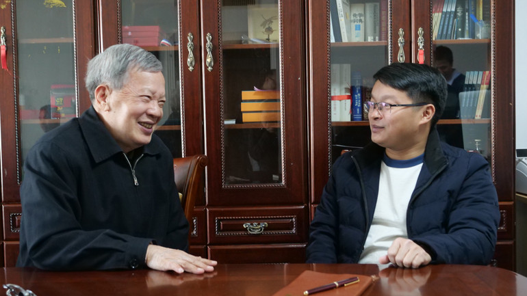 Học giả Lăng Đức Quyền trả lời phỏng vấn của phóng viên Báo Nhân Dân thường trú tại Trung Quốc.