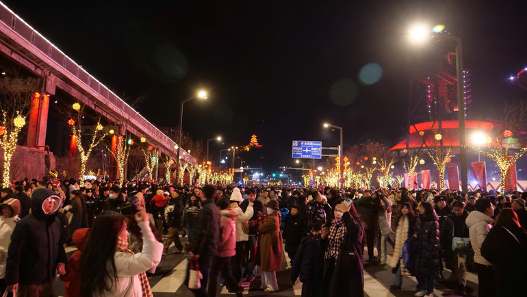 Rất đông người dân Bắc Kinh đổ về khu vực tổ chức sự kiện đón chào năm mới bất chấp thời tiết lạnh giá.