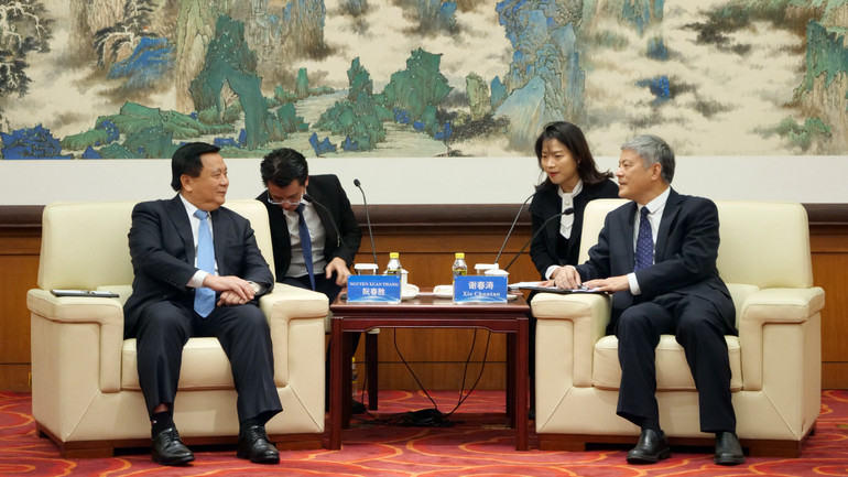 Đồng chí Nguyễn Xuân Thắng làm việc với đồng chí Tạ Xuân Đào, Ủy viên Trung ương Đảng, Phó Hiệu trưởng Thường trực Trường Đảng Trung ương Trung Quốc.