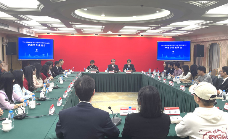 Bộ trưởng Nguyễn Kim Sơn gặp gỡ lưu học sinh Việt Nam và sinh viên Trung Quốc chuyên ngành tiếng Việt đang học tập tại Đại học Bắc Kinh.