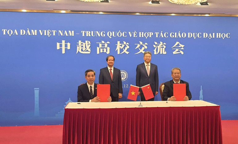 Chủ tịch Hội đồng Trường đại học Giao thông vận tải Nguyễn Thanh Chương ký kết hợp tác với Phó Hiệu trưởng Đại học Giao thông Bắc Kinh Cao Lượng.