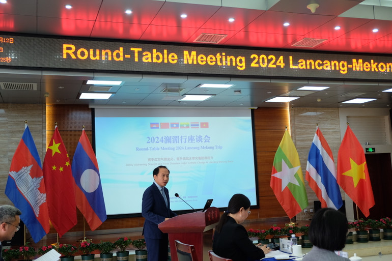 Tham tán Lê Trung Kiên, Đại sứ quán Việt Nam tại Trung Quốc, phát biểu tại tọa đàm.